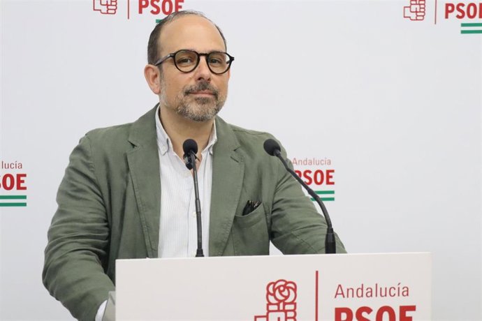 Archivo - El parlamentario andaluz del PSOE por Córdoba Antonio Ruiz, en la sede provincial de su partido.