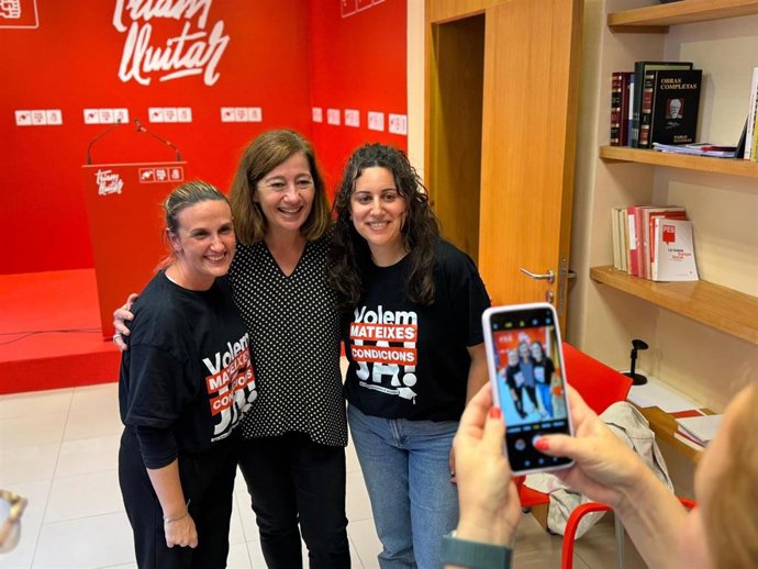 La secretaria general del PSIB-PSOE, Francina Armengol, se reúne con las trabajadoras de las 'escoletes' externalizadas de Palma.