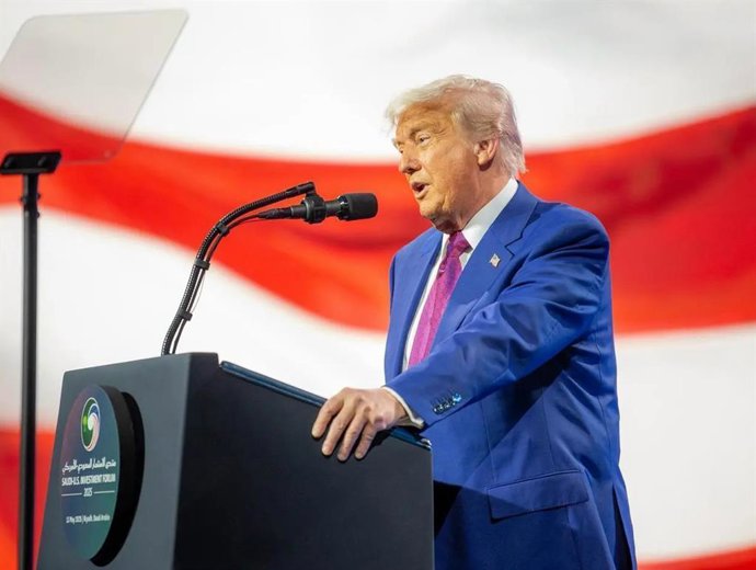 14 de maio de 2025, Riad, Riad, Arábia Saudita: O príncipe herdeiro saudita, Mohammed bin Salman, e o presidente dos EUA, Donald Trump, participam do Fórum de Investimento Saudita-EUA em Riad, Arábia Saudita, em 14 de maio de 2025