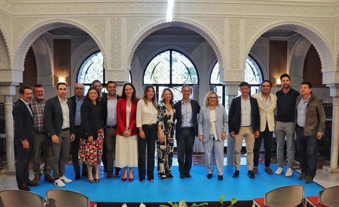 La presidenta del PP de Málaga, Patricia Navarro, junto al alcalde de Benalmádena, Juan Antonio Lara, y otros regidores de la comarca durante la convención que la formación política ha celebrado en la Costa del Sol.