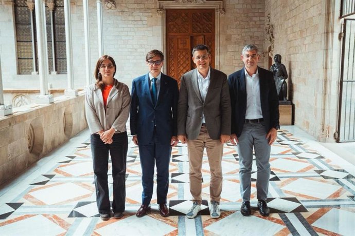El presidente de la Generalitat, Salvador Illa, junto a la consellera de Investigación y Universidades, Núria Montserrat, reciben al Premio Nobel de Física Didier Queloz