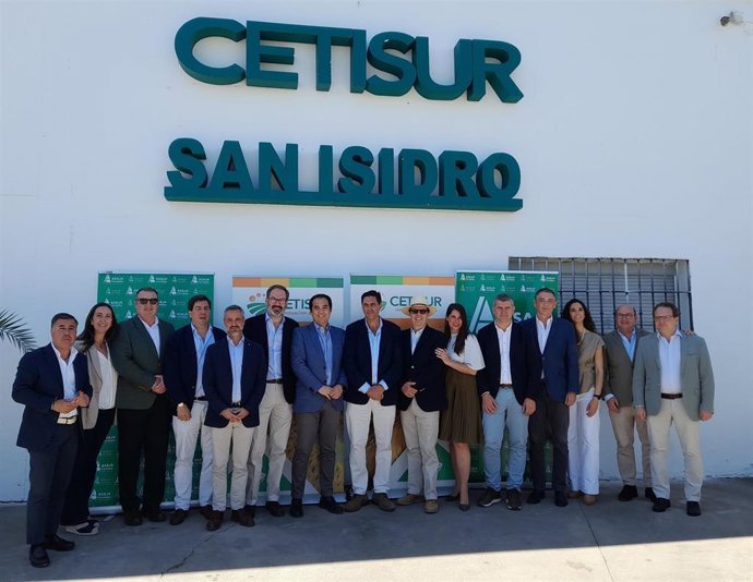 Foto de familia de autoridades, resposables de Asaja y Cetisur a la celebración de San Isidro.