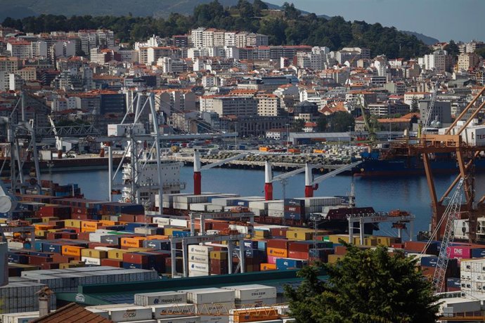 La Guardia Civil y el Servicio de Vigilancia Aduanera registran un buque atracado en el Puerto de Vigo, procedente de Brasil, por la sospecha de que transportaba droga en su casco.