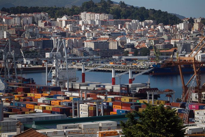 Un buque de mercancias atracado en el Puerto de Vigo, a 15 de mayo de 2025, en Vigo, Pontevedra, Galicia (España). La Guardia Civil y el Servicio de Vigilancia Aduanera han registrado un buque atracado en el Puerto de Vigo, procedente de Brasil, por la so