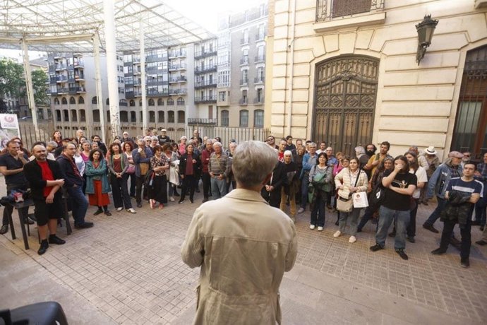 Zaragoza en Común (ZeC) celebra sus 10 años de implantación institucional desde que en las elecciones de mayo de 2015 alcanzara la Alcaldía de la ciudad. El exalcalde, Pedro Santisteve, de espaldas se dirige a concejales y militantes