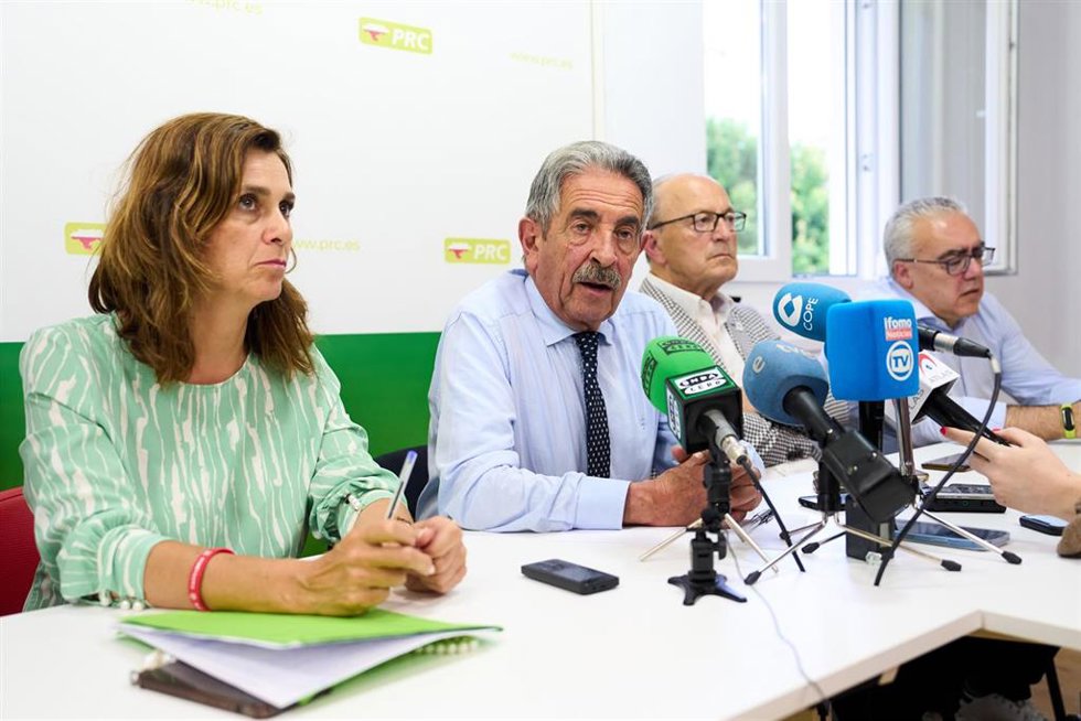 Archivo - (I-2D) La vicesecretaria de Organización del PRC, Paula Fernández Viaña, y el expresidente de Cantabria Miguel Ángel Revilla,