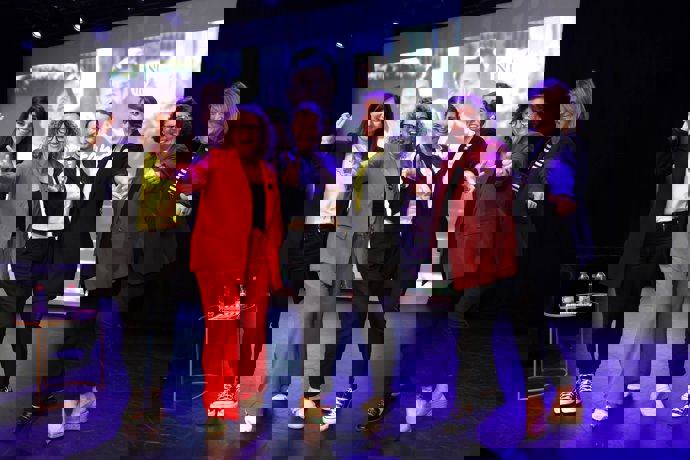 La presidenta el Govern, Marga Prohens, en la conferencia del Club Malasmadres. 