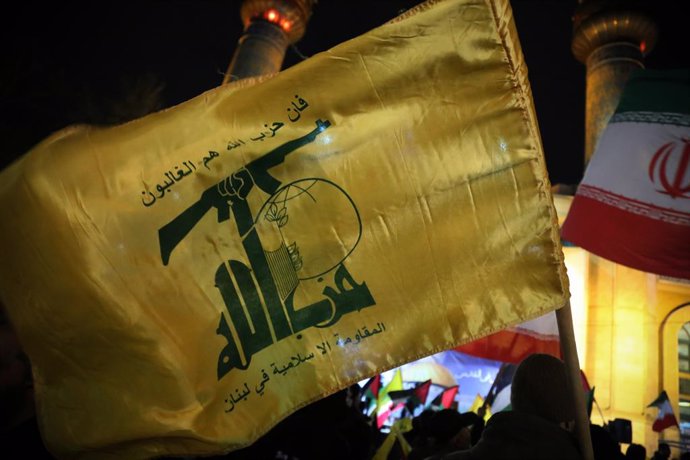 Archivo - January 16, 2025, Tehran, Iran: Iranian demonstrators wave Iran and Hezbollah flags during a celebration of the announcement of a ceasefire deal between Hamas and Israel at the Felestin (Palestine) Square in Tehran. On January 15, U.S. and Qatar