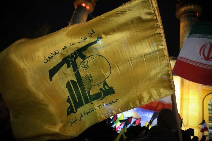 Archivo - Arquivo - 16 de janeiro de 2025, Teerã, Irã: Manifestantes iranianos agitam bandeiras do Irã e do Hezbollah durante uma celebração do anúncio de um acordo de cessar-fogo entre o Hamas e Israel na Praça Felestin (Palestina), em Teerã. Em 15 de ja