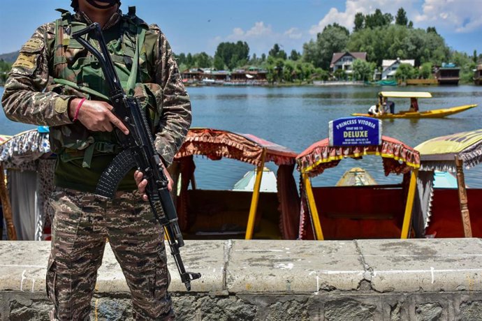 Un militar indio en la capital del estado indio de Jammu y Cachemira, Srinagar