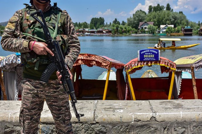 May 12, 2025, Srinagar, Kashmir, India: An Indian paramilitary trooper stands alert on the banks of Dal lake following the ceasefire to end the conflict between nuclear-armed neighbors India and Pakistan in Srinagar. A sense of normalcy began to return in