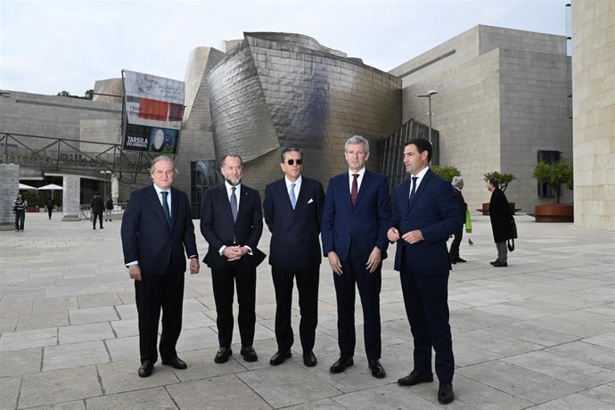 El lehendakari, Imanol Pradales (Iº dch), y el presidente de la Xunta, Alfonso Rueda, (2º dch) posan delante del Museo Guggenheim