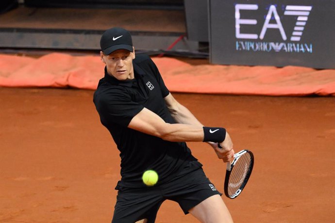 15 May 2025, Italy, Rome: Italy's tennis player Jannik Sinner in action against Norway's Casper Ruud during their men's singles quarter final match of the Italian Open tennis tournament. Photo: Fabrizio Corradetti/LiveMedia-IPA/ZUMA Press Wire/dpa