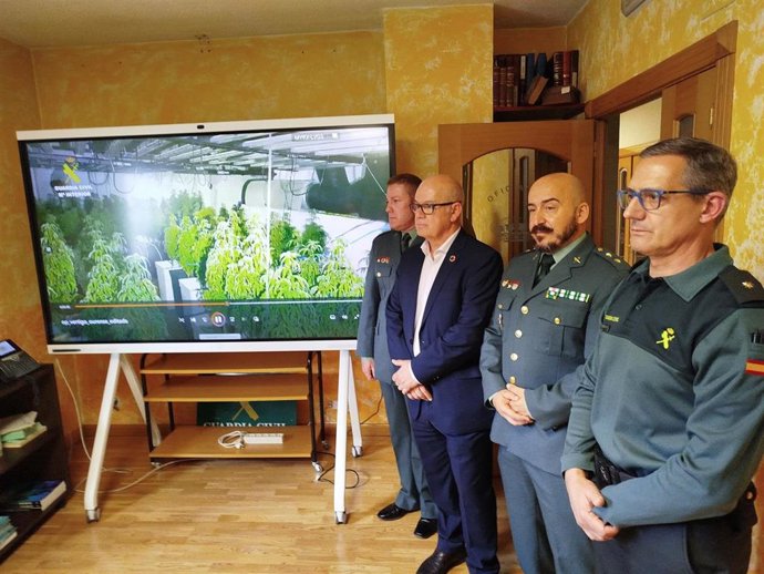 Rueda de prensa del subdelegado del Gobierno en Ourense, Eladio Santos, con responsables de la Guardia Civil tras la desarticulación de una banda que robaba viviendas en Ourense.