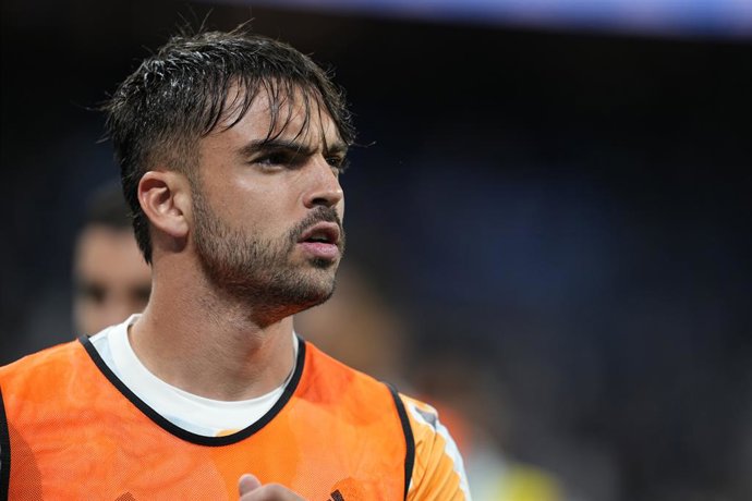 Raul Asencio, do Real Madrid, aquece durante a partida de futebol da Liga Espanhola, LaLiga EA Sports, disputada entre o Real Madrid e o RCD Mallorca no estádio Santiago Bernabeu em 14 de maio de 2025, em Madri, Espanha.