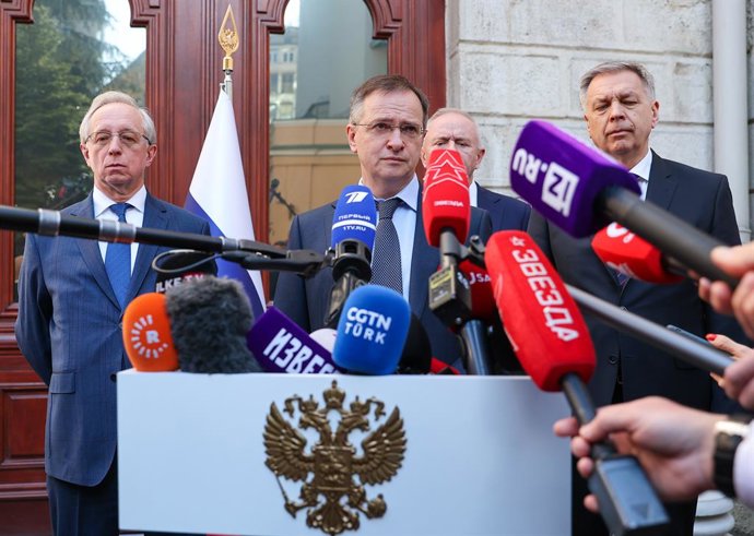 TURQUIA, ISTAMBUL - 15 DE MAIO DE 2025: O assessor presidencial da Rússia e presidente da Sociedade Histórica Militar Russa, Vladimir Medinsky (2º à esquerda), acompanhado pelo vice-ministro das Relações Exteriores da Rússia, Mikhail Galuzin, e pelo vice-