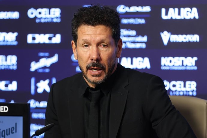 Diego Pablo Simeone, técnico do Atlético de Madrid, participa de sua coletiva de imprensa durante a partida de futebol da Liga Espanhola, LaLiga EA Sports, disputada entre CA Osasuna e Atlético de Madrid no estádio El Sadar em 15 de maio de 2025, em Pampl