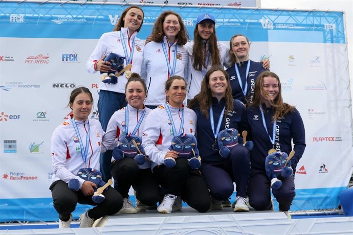 El equipo español de K1 posa con su medalla de plata en el Europeo 2025