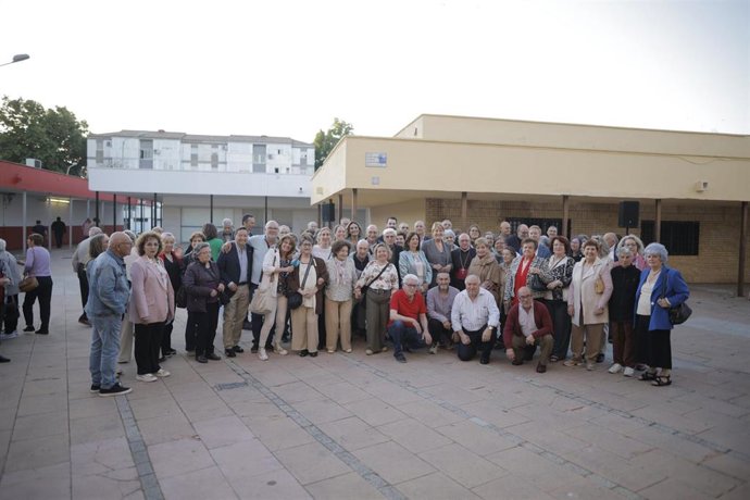 Acto de la rotulación de la plaza dedicada al párroco Teodoro Bernal.
