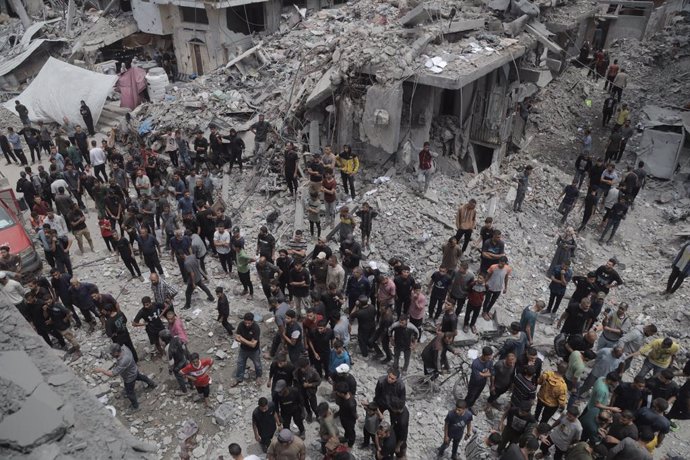 GAZA, May 15, 2025  -- Palestinians inspect a site of an Israeli airstrike in Jabalia refugee camp in northern Gaza Strip, on May 15, 2025. At least 80 Palestinians were killed and dozens of others wounded in Israeli airstrikes across Gaza on Thursday, sa