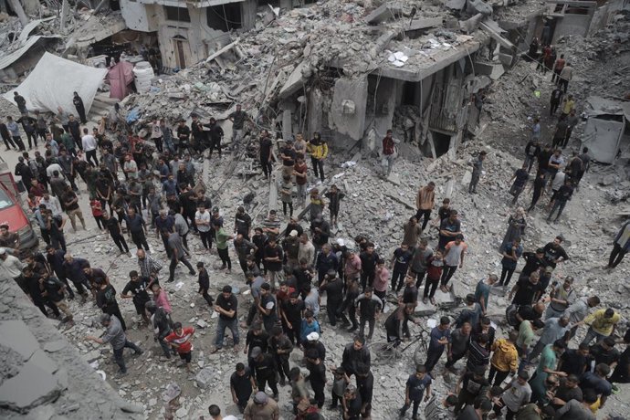 GAZA, 15 de maio de 2025 -- Palestinos inspecionam o local de um ataque aéreo israelense no campo de refugiados de Jabalia, no norte da Faixa de Gaza, em 15 de maio de 2025. Pelo menos 80 palestinos foram mortos e dezenas de outros ficaram feridos em ataq