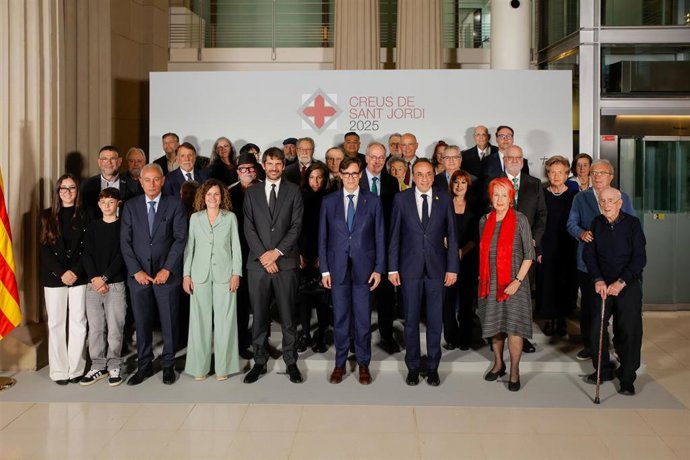 Foto de familia durante el acto de entrega de las Creus de Sant Jordi, en el Museu Nacional d'Art de Catalunya, a 15 de mayo de 2025, en Barcelona, Catalunya (España). El Govern ha aprobado reconocer a 21 personalidades y 10 entidades catalanas con la Cre