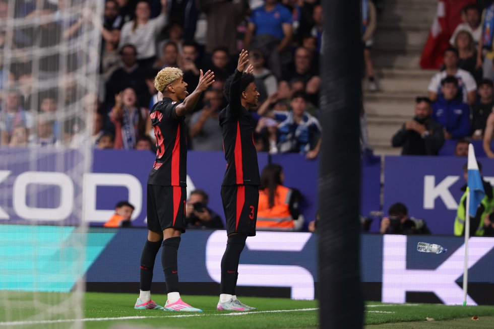 Lamine Yamal y Alejandro Balde celebran el 0-1 en el Espanyol-FC Barcelona