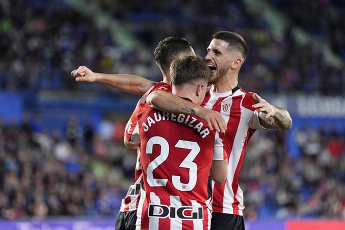 Los jugadores del Athletic Club celebran el gol de Guruzeta en el Getafe-Athletic Club de LaLiga EA Sports