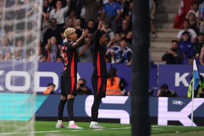Lamine Yamal, do FC Barcelona, comemora um gol com Alejandro Balde, do FC Barcelona, durante a partida de futebol da La Liga EA Sports, disputada entre RCD Espanyol e FC Barcelona no Estádio RCDE, em 15 de maio de 2025, em Cornella, Barcelona, Espanha.