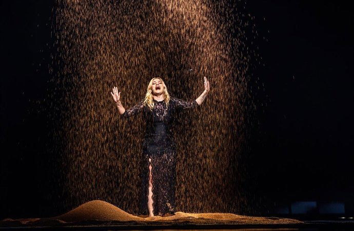 15 May 2025, Switzerland, Basel: Louane from France sings "Maman" during the second semi-final of the 69th Eurovision Song Contest at the St. Jakobshalle. Photo: Jens Büttner/dpa