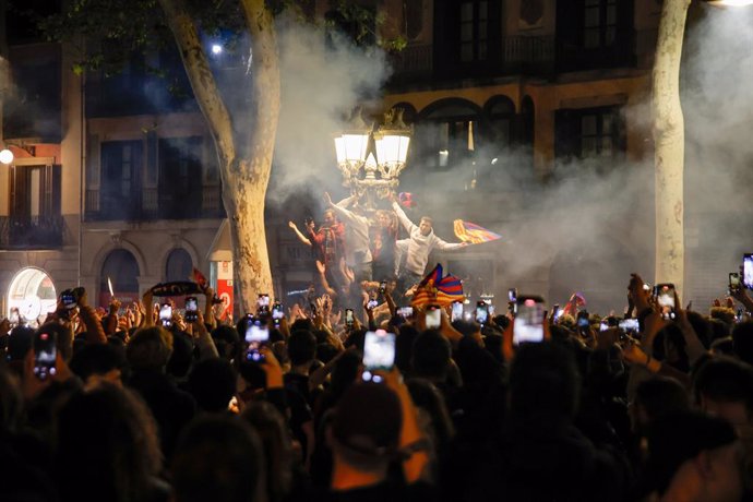 Seguidores del F.C.Barcelona celebran la consecución del título de Copa del Rey en la fuente de Canaletas a 27 de abril de 2025 en Barcelona.