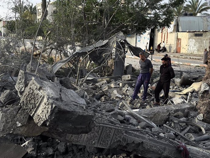 Vista de los escombros tras los ataques de Israel en Jan Yunis, sur de la Franja de Gaza