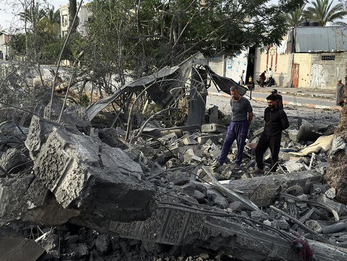 15 de maio de 2025, Khan Yunis, Faixa de Gaza, Território Palestino: Palestinos inspecionam os danos, após ataques israelenses noturnos em casas, em Khan Yunis, sul da Faixa de Gaza, em 15 de maio de 2025