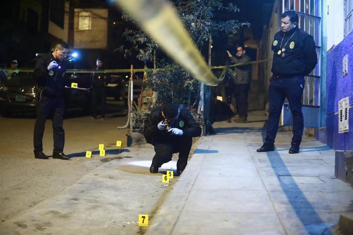 Archivo - Efectivos de la Policía de Perú inspeccionan el lugar de un incidente