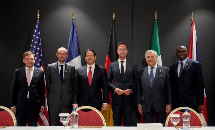 El secretario de la OTAN, Mark Rutte, junto a los ministros de Exteriores de EEUU, Reino Unido, Francia, Italia y Alemania