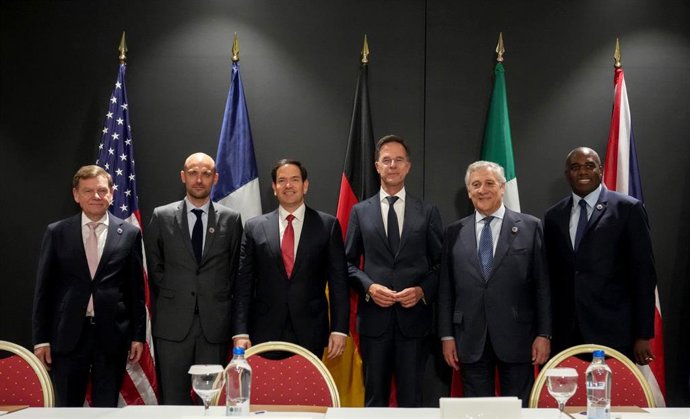 O secretário-geral da OTAN, Mark Rutte, com os ministros das Relações Exteriores dos EUA, Reino Unido, França, Itália e Alemanha.