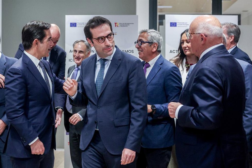 Archivo - (I-D)El presidente del BBVA, Carlos Torres Vila; el ministro de Economía, Comercio y Empresa, Carlos Cuerpo, y el presidente del Banco Sabadell, Josep Oliu, durante el acto de firma para la puesta en marcha de las líneas de financiación ICO Ve