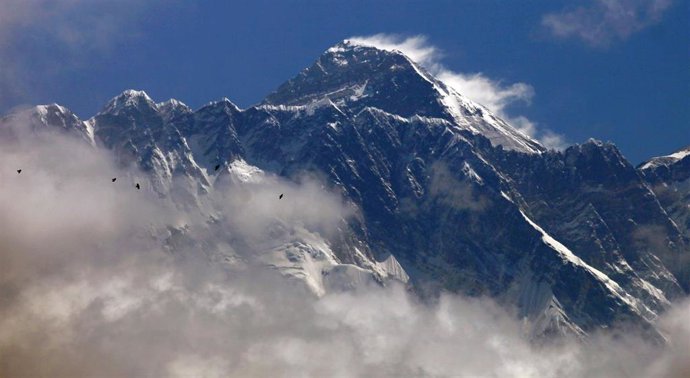 Archivo - El monte Everestvisto desde el Parque Nacional Sagarmatha, en Nepal (archivo)