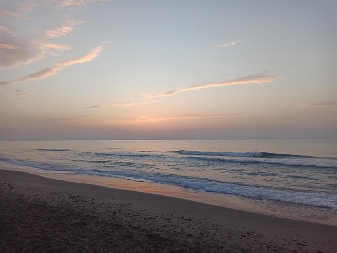 Archivo - Amanecer en la playa de Canet (Valencia)