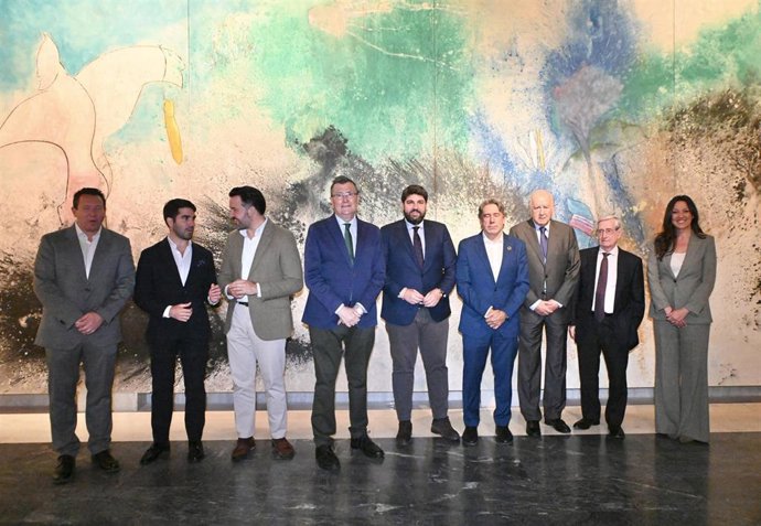 Inauguración de la exposición que repasa las más de seis décadas de trayectoria del muleño Cristóbal Gabarrón