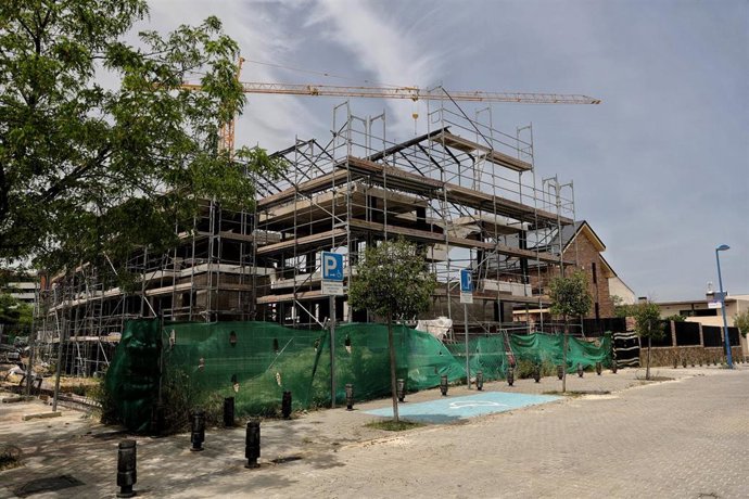 Archivo - Viviendas en construcción
