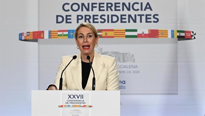 Archivo - La presidenta de la Junta de Extremadura, María Guardiola, ofrece una rueda de prensa en la anterior Conferencia de Presidentes celebrada en Santander