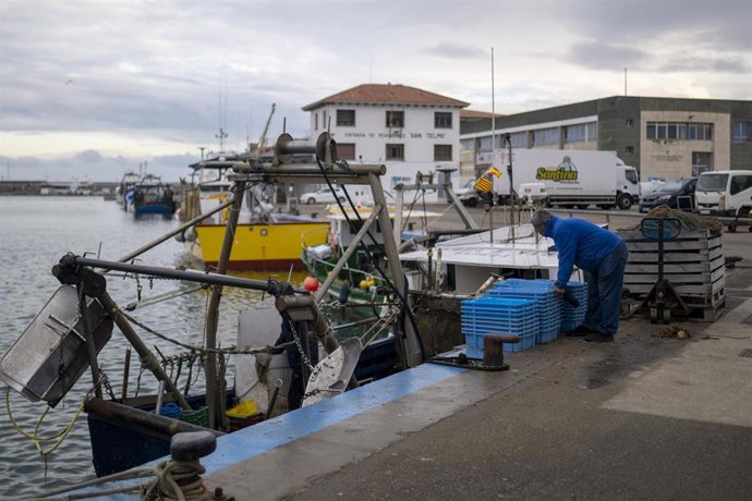 Archivo - Un pescador en el puerto catalán de Arenys de Mar, en Barcelona (Cataluña)