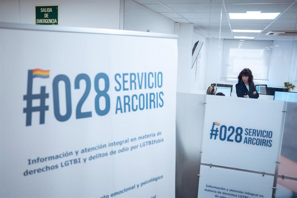 Archivo - La ministra de Igualdad, Ana Redondo, durante una visita a la sede del servicio 028 de teléfono de atención LGTBI.