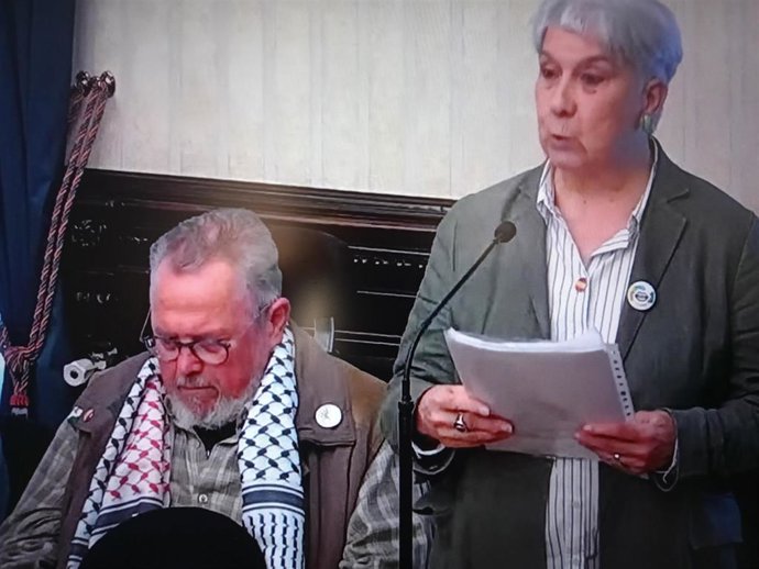 Portavoces de Eraiki ante el pleno municipal