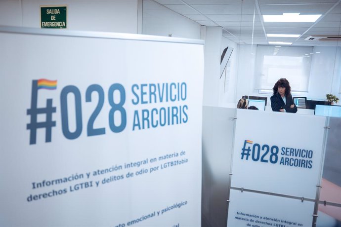 Archivo - La ministra de Igualdad, Ana Redondo, durante su visita a la sede del servicio 028 de teléfono de emergencia, a 17 de mayo de 2024, en Madrid (España). Hoy se celebra el Día Internacional contra la Homofobia, Transfobia y Bifobia, que busca conc