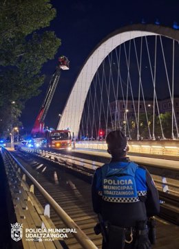 Imagen del dispositivo para bajar a los jóvenes que habían trepado al puente de las Oblatas.