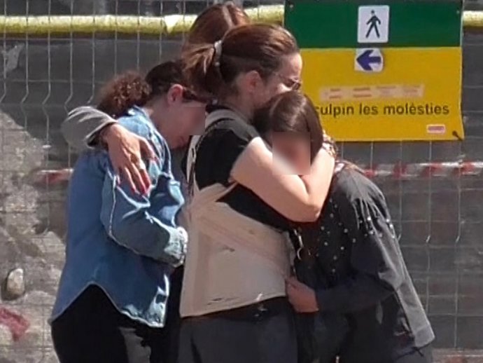 Carme Chaparro recoge a su marido, Bernabé Domínguez, y a sus hijas, Laia y Emma, en la estación de Sans para que puedan asistir al funeral de su padre