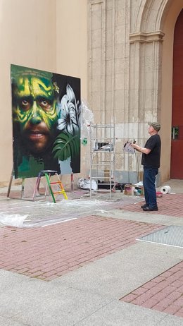 Dale Grimshaw, pintando en el patio de Bellas Artes el día de la inauguración.