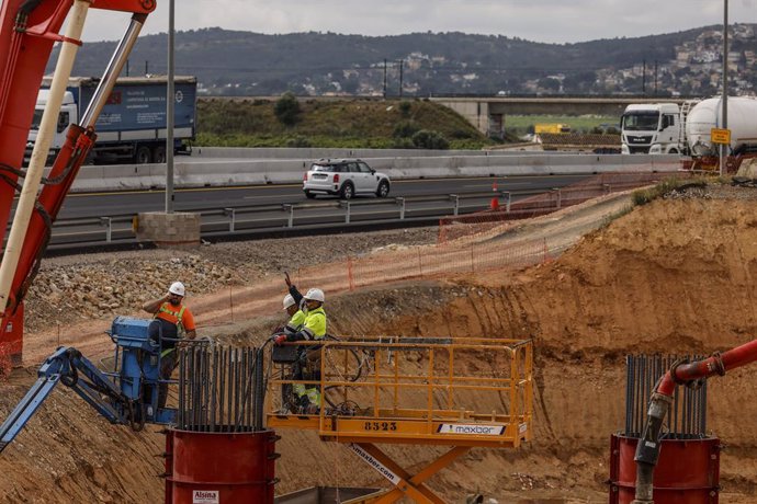 Obras de emergencia para la reconstrucción de los puentes de la A-7 sobre el barranco del Poyo, a 30 de abril de 2025, en Quart de Poblet, Valencia, Comunidad Valenciana (España). Estos puentes fueron dañados tras la Dana del 29 de octubre en Valencia.